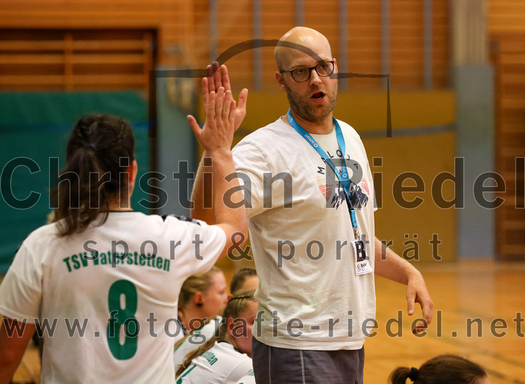 2023-09-16_082_TSV_Vaterstetten_gegen_SV_Muenchen_Laim | Baldham, Deutschland, 16.09.2023:
Handball, Bayernliga Frauen Staffel Süd 2023 / 2024, 1. Spieltag, TSV Vaterstetten gegen SV München Laim, Endergebnis: 23:34

Sara Broß (TSV Vaterstetten, #8), Trainer Tobias Graf (TSV Vaterstetten)

Foto: Christian Riedel / fotografie-riedel.net
