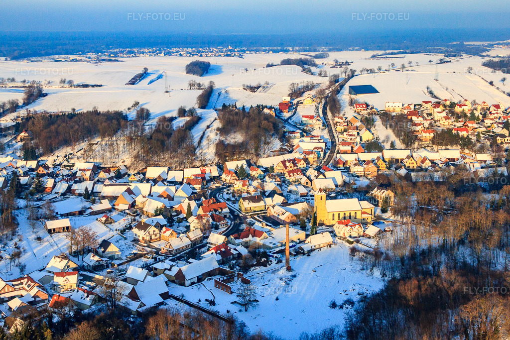 Vue aérienne: L'église catholique Saint-Michel en hiver, sous la neige à Neewiller-près-Lauterbourg dans le département Bas Rhin, France – .Photo: IMG_36662.jpg prise le 05/01/2011 par Werner Riehm/FLY-FOTO.eu – Résolution de l'original: 4752 x 3168 px
