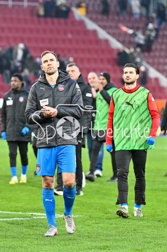 FC Augsburg - 1. FC Heidenheim | AUGSBURG, GERMANY - 15. FEBRUARY: hängende Köpfe bei den Heidenheimern nach der Niederlage gegen Augsburg nach dem Bundesligamatch zwischen dem FC Augsburg und dem 1. FC Heidenheim am 22. Spieltag in der WWK-Arena / DFL REGULATIONS PROHIBIT ANY USE OF PHOTOGRAPHS AS IMAGE SEQUENCES AND/OR QUASI-VIDEO / Benedikt GIMBER (1. FC Heidenheim 5)