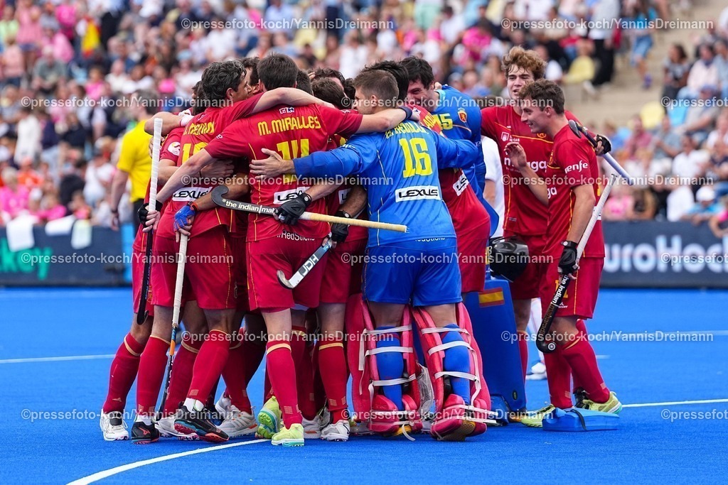 xydrx16082502028 | 16.08.2025, xydrx, Herren EuroHockey Championship 2025, Spiel um Platz 3, Frankreich - Spanien, Sparkassenpark Mönchengladbach: die Spanische Nationalmannschaft jubelt über den 2:0 Sieg und den 3.Platz