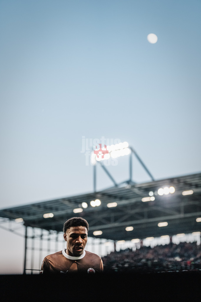 Fußball | Männer | Saison 2024/2025  | Fußball-Bundesliga | 16. Spieltag | FC St. Pauli vs. Eintracht Frankfurt | 11.01.2025 | Oladapo Afolayan (#17, FC St. Pauli)