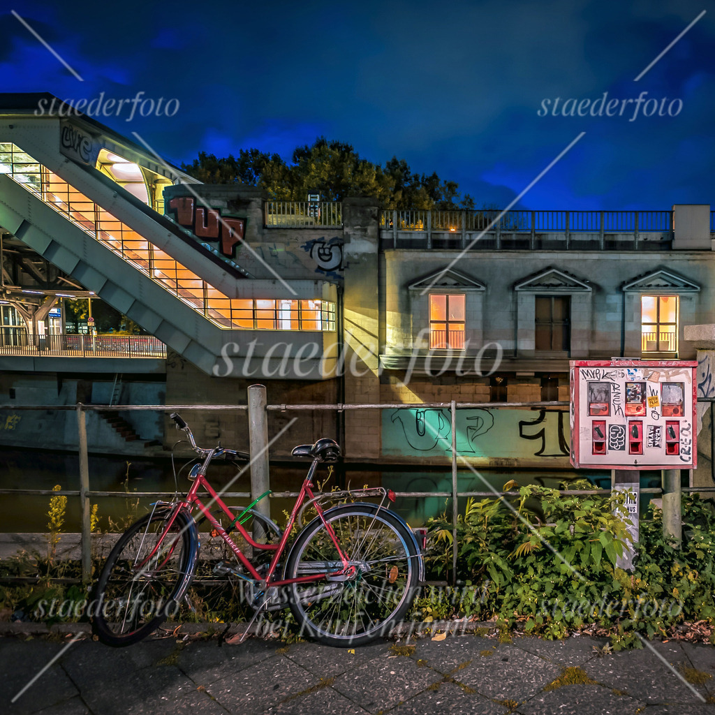 KaugummiautomatHalleschesTorNacht_du_strahlst_Berlin | Der Fotograf für Portraitfotografie aus Berlin | staederfoto.de - Realisiert mit Pictrs.com