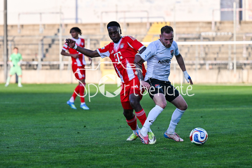 FC Bayern Amateure - TSV Aubstadt | MÜNCHEN, GERMANY - 24. APRIL: im Duel Michael SCOTT (FC Bayern München II 11) und Leon HEINZE (TSV Aubstadt 31) während dem Match zwischen den Amateuren des FC Bayern und dem TSV Aubstadt am 31. Spieltag der Regionalliga Bayern im Grünwalder Stadion
