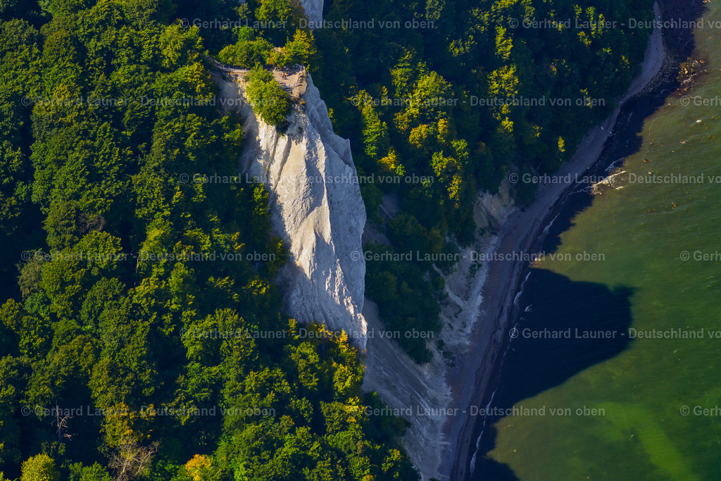 3637944 | LOHME 25.08.2016 Felsen- Küsten- Landschaft an der Steilküste - Kreidefelsen Königstuhl - in Lohme im Bundesland Mecklenburg-Vorpommern, Deutschland. Weiterführende Informationen bei: Nationalpark-Zentrum KÖNIGSSTUHL Sassnitz gemeinnützige GmbH. // Rock Coastline on the cliffs - Kreidefelsen Koenigstuhl - in Lohme in the state Mecklenburg - Western Pomerania, Germany. Further information at: Nationalpark-Zentrum KOeNIGSSTUHL Sassnitz gemeinnuetzige GmbH. Foto: Gerhard Launer