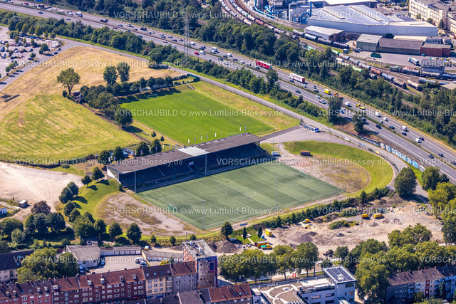 Gelsenkirchen240808987GE-Sued | Luftbild, Fußballstadion Glückauf-Kampfbahn mit Tribüne, DJK Teutonia Schalke-Nord 1921 e.V., Baustelle Ernst-Kuzorra-Platz, Verkehrsaufkommen mit Stau auf der Autobahn A42, Schalke-Nord, Gelsenkirchen, Ruhrgebiet, Nordrhein-Westfalen, Deutschland