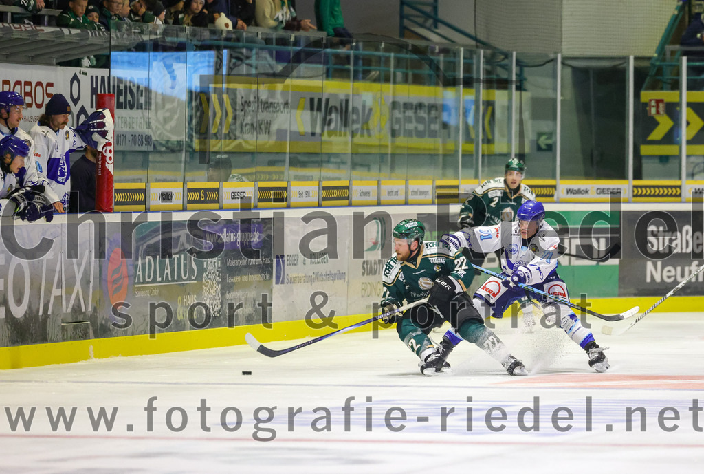 2025-09-26_111_TSV_Erding_gegen_SC_Riessersee | Erding, Deutschland, 26.09.2025:Eishockey, Oberliga Süd 2025 / 2026, 3. Spieltag, TSV Erding gegen SC Riessersee, Endergebnis: 3:5Grady Hobbs (Erding Gladiators, #22), Quirin Glas-Bader (SC Riessersee, #71)Foto: Christian Riedel / fotografie-riedel.net