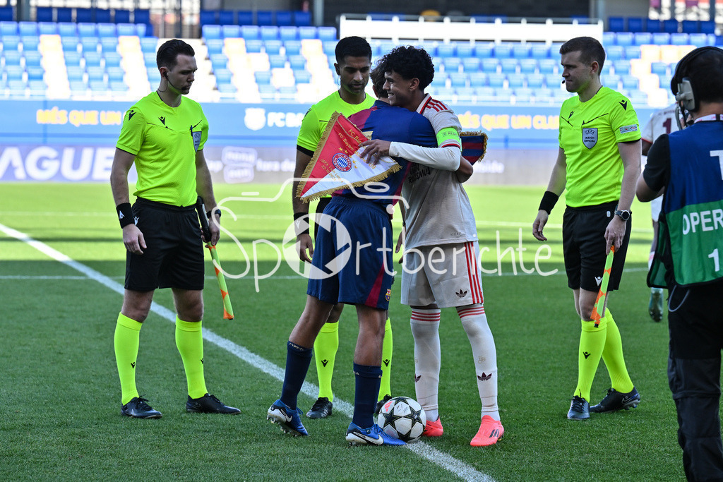 FC Barcelona U19 - FC Bayern München U19 | Die Platzwahl der vor der Partie / Alexis OLMEDO (FC Barcelona U19 #4) und Adam AZNOU (FCB #3) / UEFA Youth League: FC Barcelona U19 - FC Bayern München U19, Estadi Johan Cruyff am am 23.10.2024