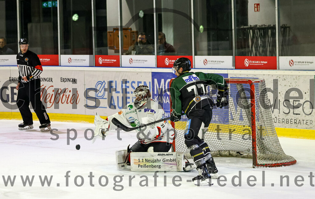 2022-11-04_046_Eishockey_TSV_Erding_gegen_TSV_Peissenberg | Erding, Deutschland, 04.11.2022:
Eishockey, Bayernliga 2022 / 2023, 10. Spieltag, TSV Erding gegen TSV Peißenberg, Endergebnis: 4:3

Torwart Korbinian Sertl (TSV Peissenberg, #31), Philipp Michl (Erding Gladiators, #77)

Foto: Christian Riedel / fotografie-riedel.net