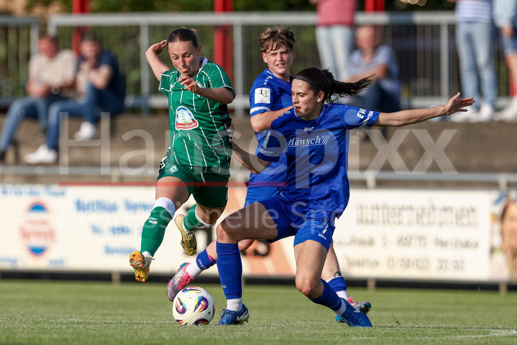 Fussball, Testspiel Frauen, SV Meppen - SV Werder Bremen | v.li.: Chiara D Angelo (SV Werder Bremen, 2) und Marie Bleil (SV Meppen, 7) im Zweikampf, Duell, Dynamik, Aktion, Action, Spielszene