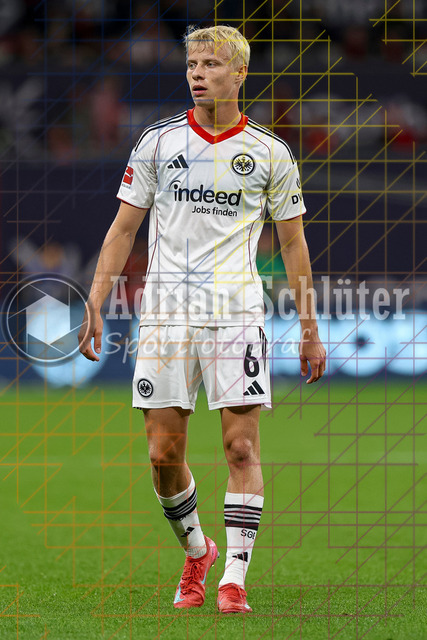 Bayer 04 Leverkusen vs Eintracht Frankfurt - Bundesliga  | Leverkusen, Deutschland, 12.09.25:   Oscar Hojlund (Eintracht Frankfurt) schaut waehrend des Spiels der Bundesliga zwischen  Bayer 04 Leverkusen vs Eintracht Frankfurt in der BayArena(Foto von Brauer-Fotoagentur / Adrian Schlueter)
