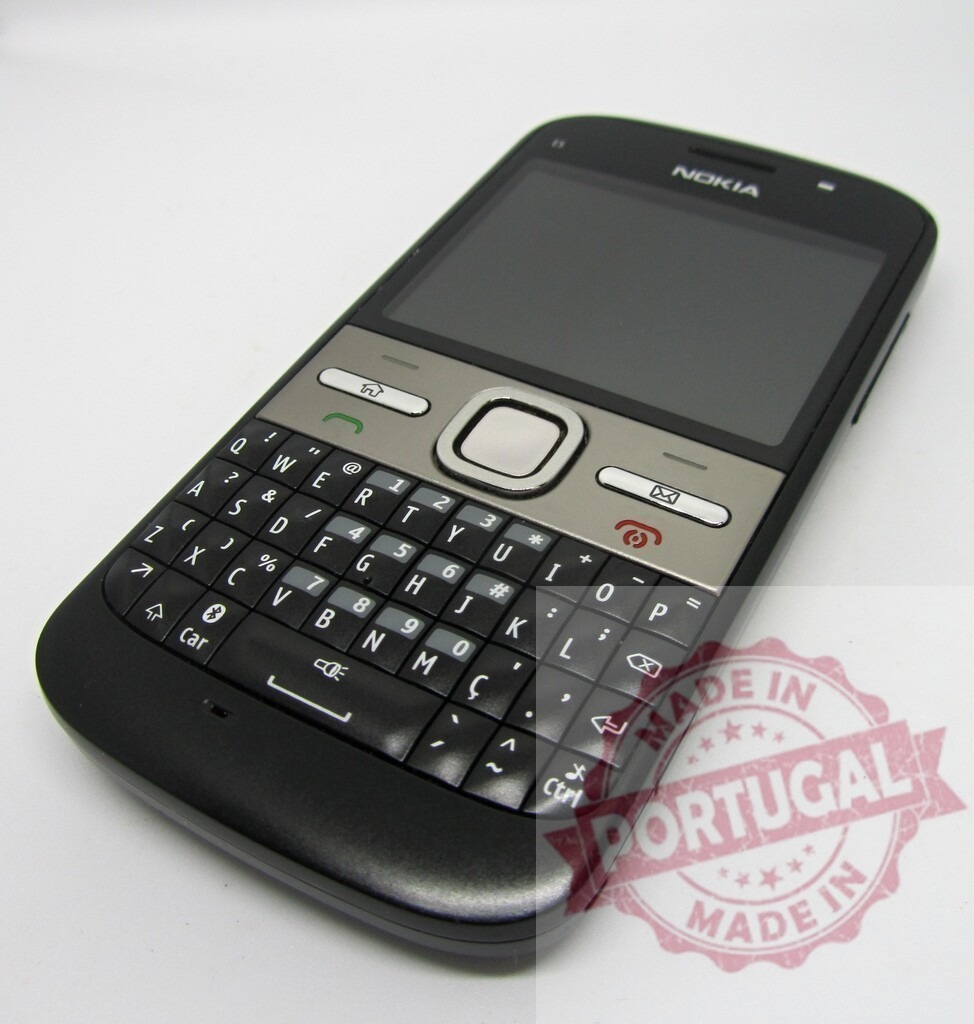 Nokia mobile phone showing keyboard and screen | Classic Nokia mobile phone with physical keyboard and color screen, suggesting retro technology and communication - Realisiert mit Pictrs.com
