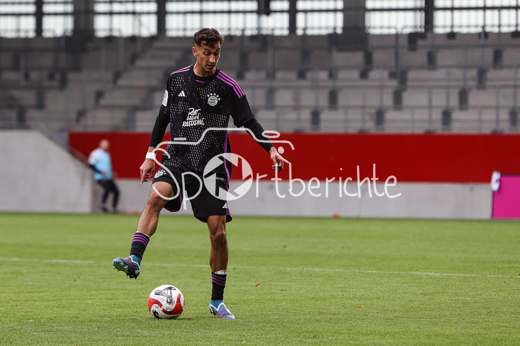 FC Bayern Muenchen U19 - 1. FC Kaiserslautern U19 | Mudaser SADAT (FCB #16) am Ball / Freisteller / Einzelfoto
