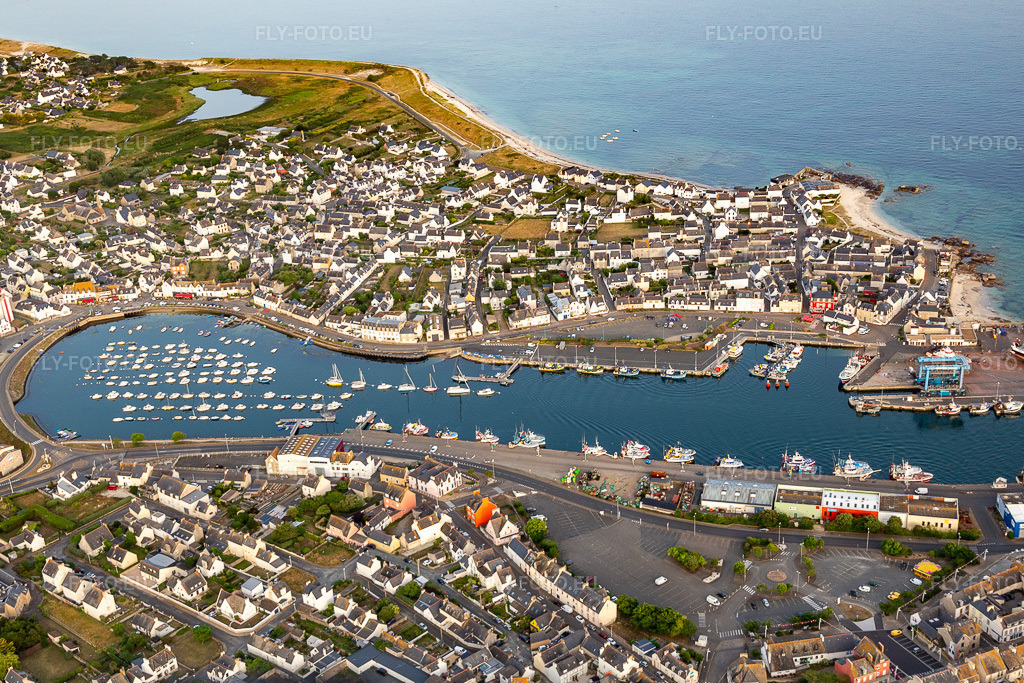 Vue aérienne: Port de Guilvinec-Treffiagat à Treffiagat dans le département Finistère, France. Photo: IMG_132652.jpg prise le 17/06/2022 par Werner Riehm/FLY-FOTO.eu – Résolution de l'original: 4350 x 2900 px