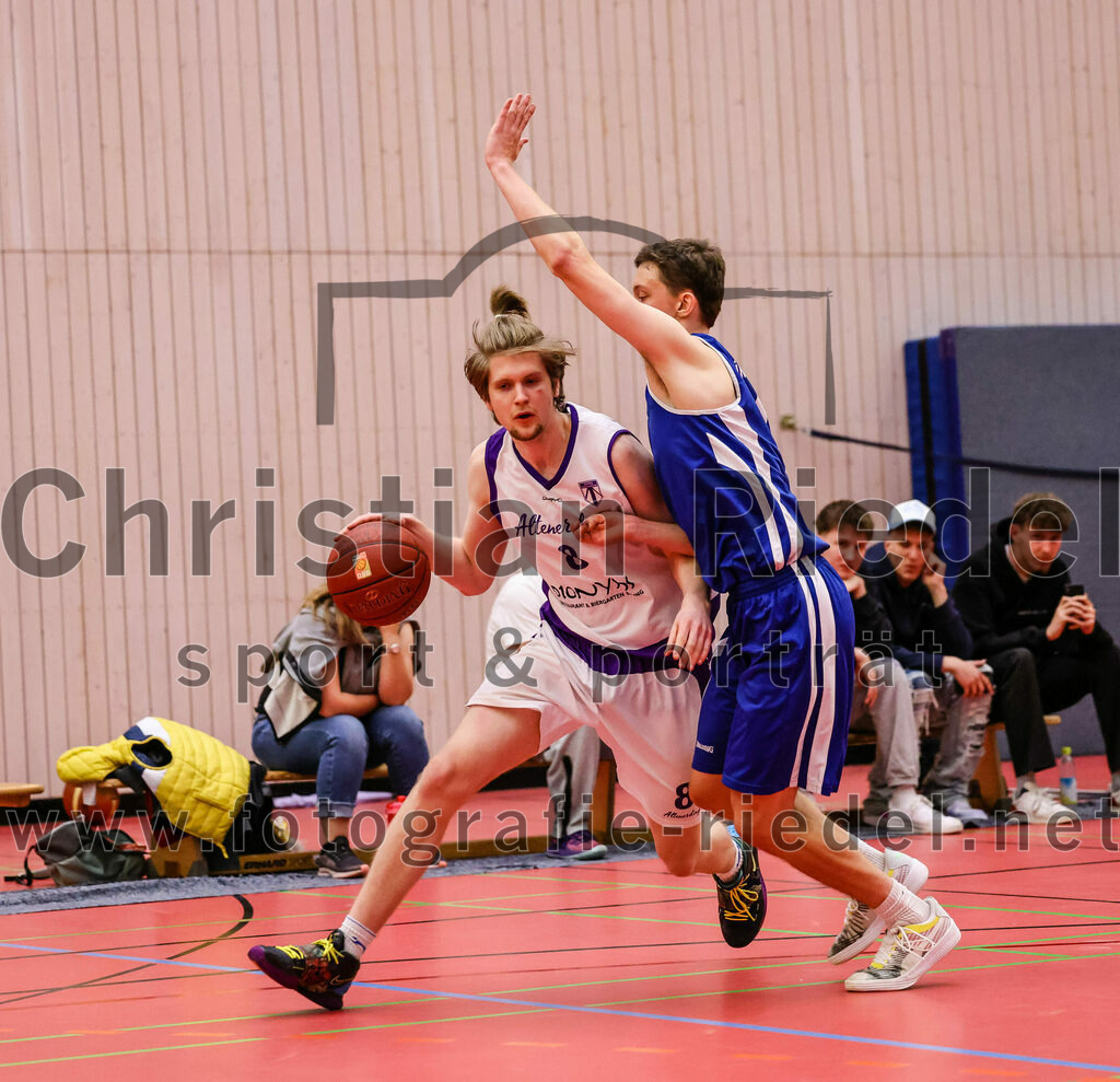 2022-05-29_081_SpVgg_Altenerding_gegen_Muenchen_Basket_2 | Erding, Deutschland, 29.05.2022:
Basketball, Bezirksliga 2021 / 2022, Herren Turnier der 2. der Aufstiegsrunden, SpVgg Altenerding gegen München Basket 2, Endergebnis: 

Kristof Vadasz (SpVgg Altenerding, #8), Tizian Baur (München Basket, #4)

Foto: Christian Riedel / fotografie-riedel.net