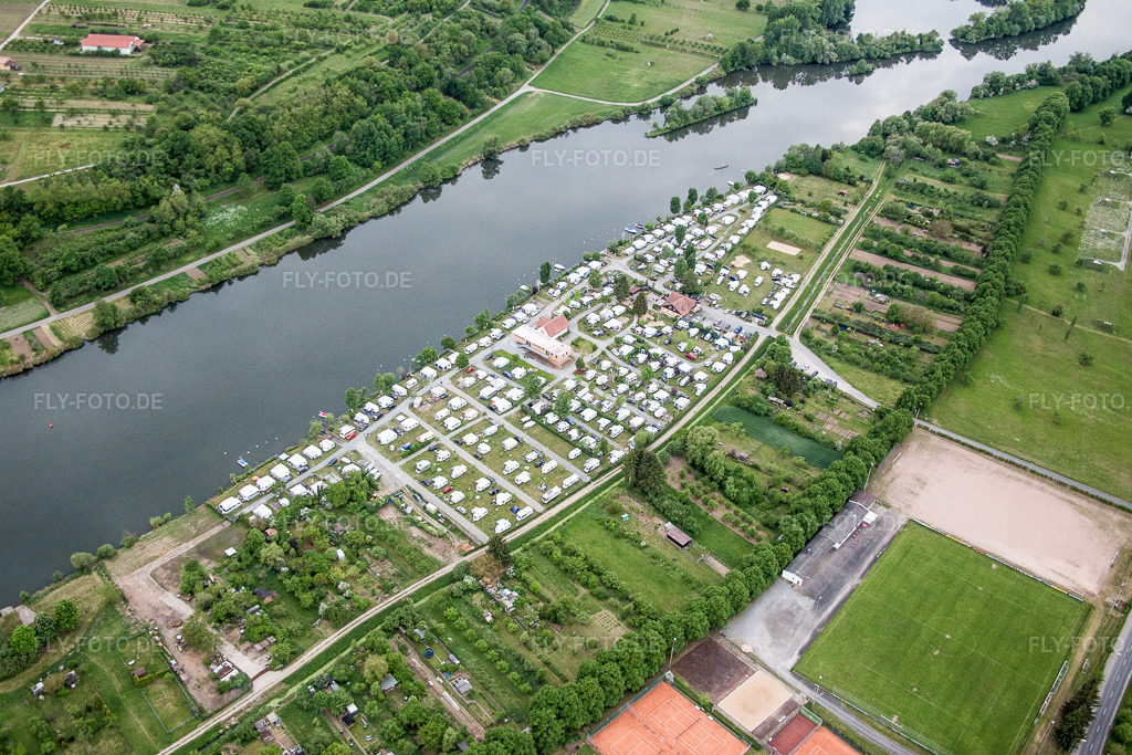Luftbild: Campingplatz Ankergrund am Main-Ufer im Bundesland in Volkach im Bundesland Bayern in Deutschland. – Foto: IMG_078912.jpg vom 14.05.2015 durch Werner Riehm/FLY-FOTO.de – Auflösung des Originals: 5472 x 3648 px