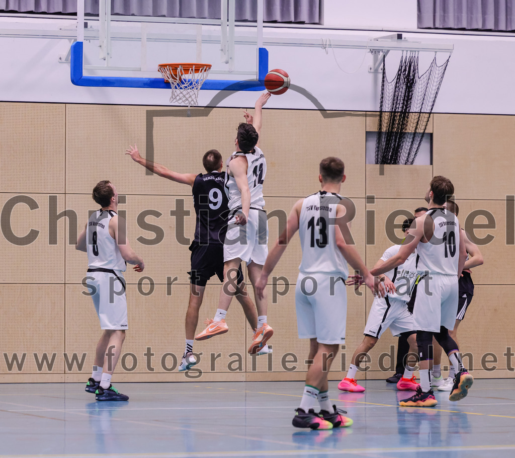 2026-01-31_051_TSV_Vaterstetten_gegen_TS_Herzogenaurach | Vaterstetten, Deutschland, 31.01.2026:Basketball, 2. Regionalliga Süd 2025 / 2026, 14. Spieltag, TSV Vaterstetten gegen TS Herzogenaurach, Endergebnis: 71:70Tom Hedden (TSV Vaterstetten, #8), Maximilian Metzger (TSV Vaterstetten, #12), K. Huber (TSV Vaterstetten, #13), Finn Liebig (TSV Vaterstetten, #10)Foto: Christian Riedel / fotografie-riedel.net