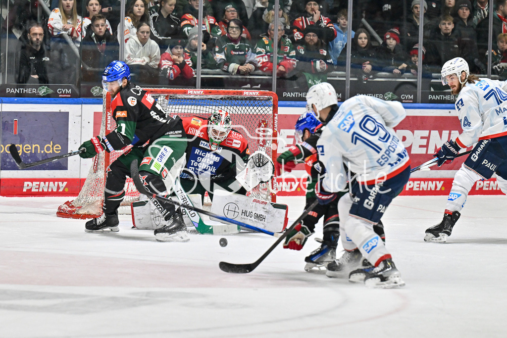 Augsburger Panther - Adler Mannheim | der Schuss von Luke ESPOSITO (Adler Mannheim 19) kann von Strauss MANN (Augsburger Panther #38) gehalten werden / DEL: Augsburger Panther - Adler Mannheim, Curt Frenzel Stadion am 16.02.2025