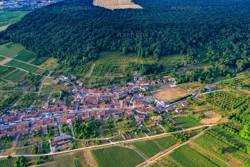 Vue aérienne: Vue de la ville depuis le nord-ouest à Lucey dans le département Meurthe et Moselle, France – .Photo: IMG_083454.jpg prise le 13/07/2015 par Werner Riehm/FLY-FOTO.eu – Résolution de l'original: 5472 x 3648 px