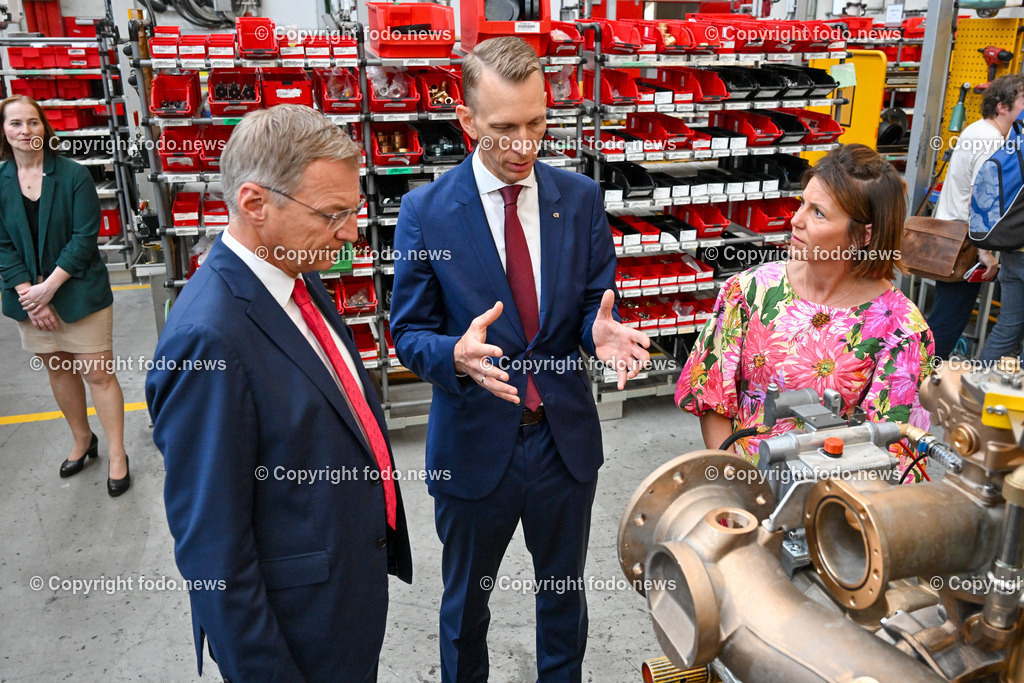 Rosenbauer International AG_ Betriebsbesichtigung_ 19.07.2023-8 | 19.07.2023, Leonding, AUT, Rosenbauer International AG, Betriebsrundgang, Betriebsbesichtigung, im Bild LH Thomas Stelzer (VP), Sebastian Wolf (CEO Rosenbauer International AG), Monika Sandberger (Zukunft.Lehre. Oesterreich), 
