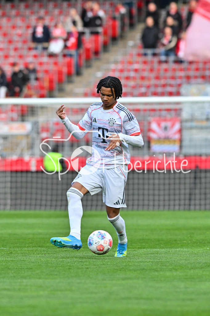 1. FC Nürnberg II - FC Bayern Amateure | NÜRNBERG, GERMANY - 21. APRIL: am Ball Julien YANDA (FC Bayern München II 16) während dem Match zwischen dem 1. FC Nürnberg II und den Amateuren des FC Bayern am 30. Spieltag der Regionalliga Bayern im Max-Morlock Stadion
