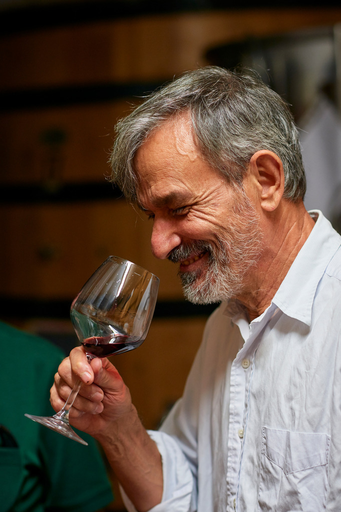 Luigi Fabbro bei der Weinverkoestigung | Montalcino, Italien - August 30, 2016: Weingut San Polino; Luigi Fabbro bei der Weinverkoestigung. - Realisiert mit Pictrs.com