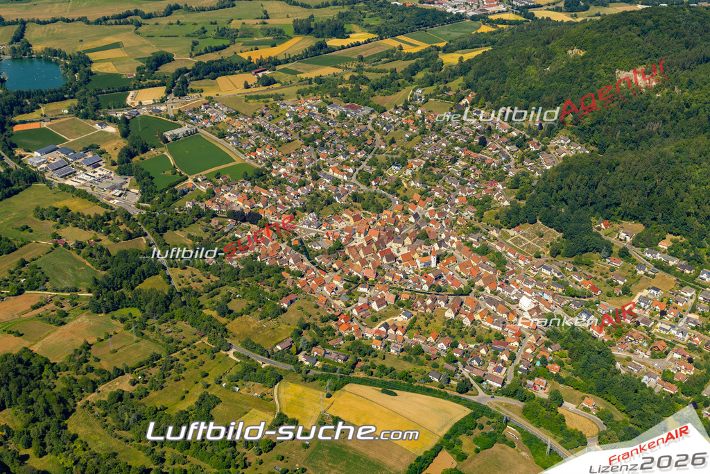 Aktuelles Luftbild von  Happurg - Die Luftaufnahme wurde 2022 mittels UL-Flugzeug erstellt ( keine Drohne ) - hochauflösende Kamera-Systeme von  Canon -Beste Qualität - Für grossformatige Ausdrucke geeignet. Die Geschenkidee !
