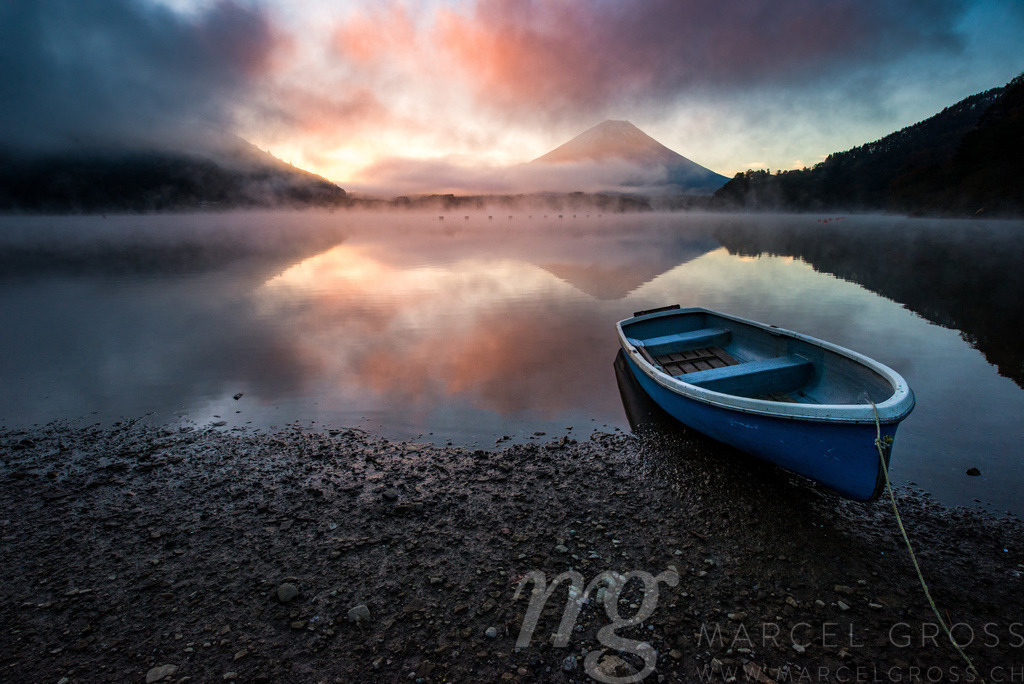 Beautiful mystical sunrise at Lake Shōji with Mount Fuji as a backdrop and a row boat in the foreground | Beautiful mystical sunrise at Lake Shōji with Mount Fuji as a backdrop and a row boat in the foreground - Realisiert mit Pictrs.com