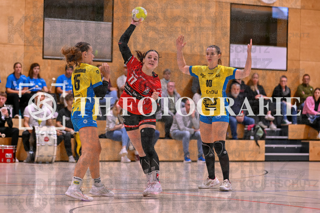 GER, SG Maulburg/Steinen - SV Allensbach 2, Frauen-Handball, Oberliga Suedbaden, 1. Spieltag, Saison 2024/2025, 28.09.2024 | Lea Scharpf (SV Allensbach 2, #15), Sharena Hasler (SG Maulburg/Steinen, #77), Franziska Ruoff (SV Allensbach 2, #10)GER, SG Maulburg/Steinen - SV Allensbach 2, Frauen-Handball, Oberliga Suedbaden, 1. Spieltag, Saison 2024/2025, 28.09.2024Foto: TH Fotografie/Thomas Hess