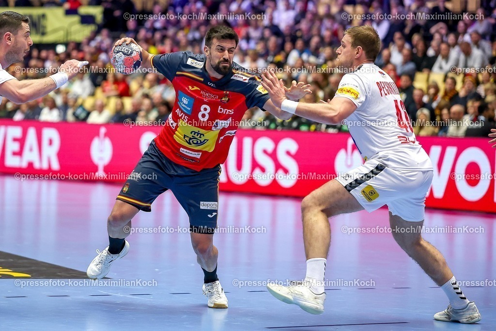 EHF15012601062 | 15.01.2026, Handball, Men's EHF EURO 2026, Spanien - Serbien, Jyske Bank Boxen in Herning, Dänemark, Preliminary Round:  Agustin Casado Marcelo (Espania #08) im Zweikampf gegen   Mijajlo Marsenic (Serbien #93)  Dragan Pechmalbec (Serbien #46) 