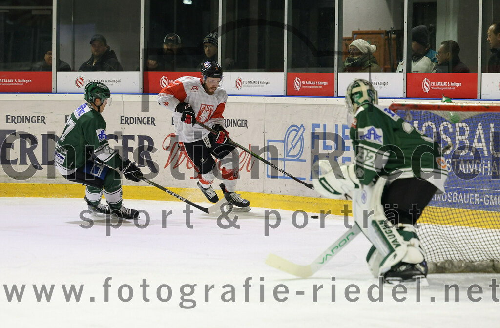 2024-01-12_027_TSV_Erding_gegen_EV_Dingolfing | Erding, Deutschland, 12.01.2024:
Eishockey, Bayernliga Vorrunde 2023 / 2024, 24. Spieltag, TSV Erding gegen EV Dingolfing, Endergebnis: 10:2

Mark Waldhausen (Erding Gladiators, #27), Torwart Dimitri Pätzold (Erding Gladiators, #32)

Foto: Christian Riedel / fotografie-riedel.net
