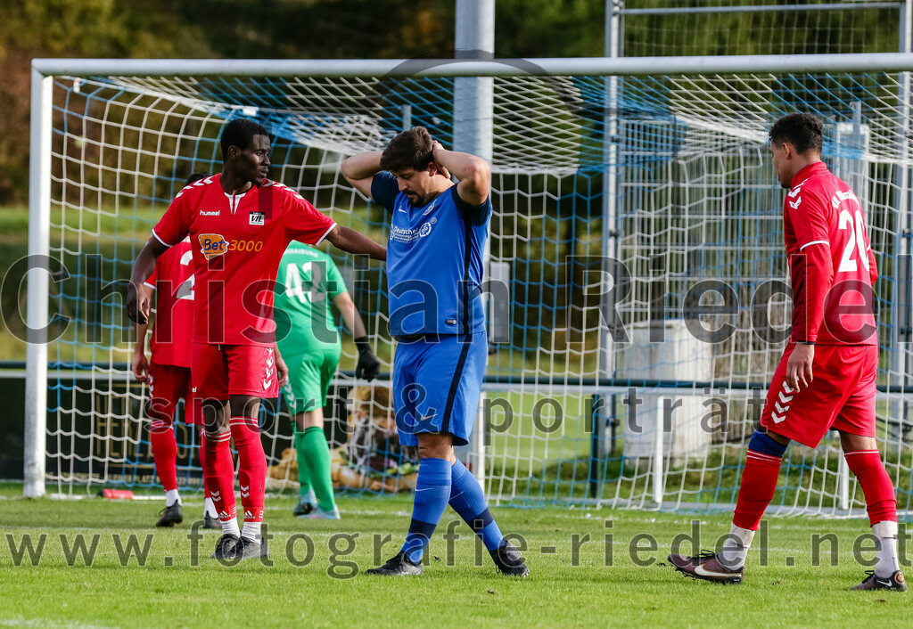 2023-11-04_100_FC_Langengeisling_gegen_VfL_Waldkraiburg | Erding, Deutschland, 04.11.2023:
Fußball, Bezirksliga Oberbayern Ost 2023 / 2024, 16. Spieltag, FC Langengeisling gegen VfL Waldkraiburg, Endergebnis: 2:0

Aristote Biali (VfL Waldkraiburg, #6), Florian Rupprecht (FC Langengeisling, #11), Luciano Liquiliqui (VfL Waldkraiburg, #20)

Foto: Christian Riedel / fotografie-riedel.net