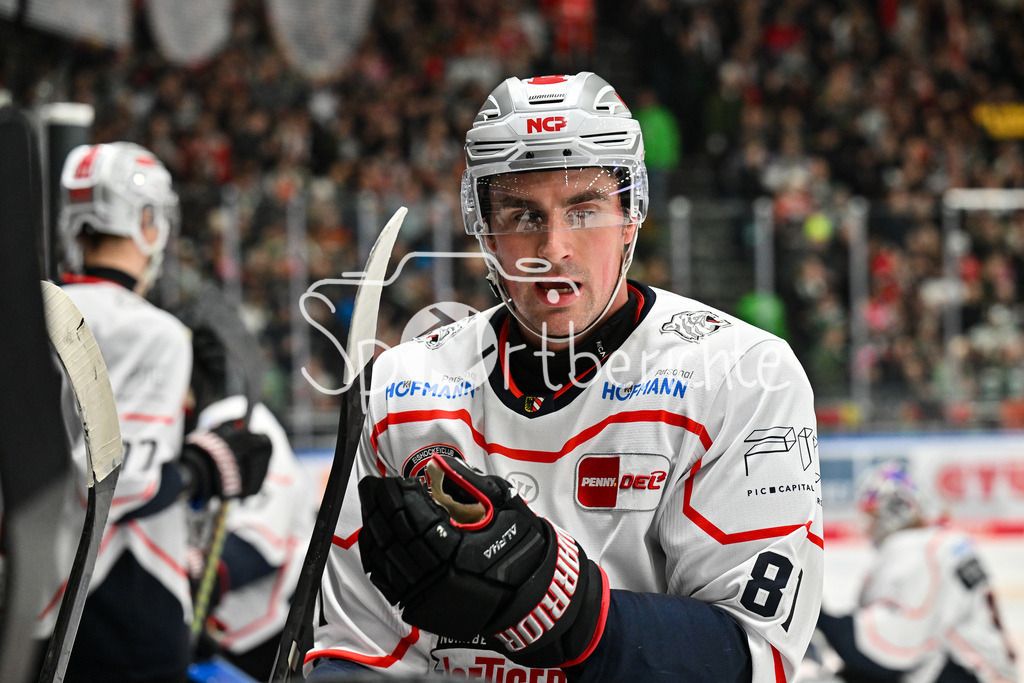 Augsburger Panther - Nürnberg Ice Tigers | AUGSBURG, GERMANY - 23. DECEMBER: im Bild Brett MURRAY (Nürnberg Ice Tigers 81) / Einzelfoto / Freisteller auf der Bank der Tigers während dem Match zwischen den Augsburger Panthern und den Nürnberg Ice Tigers am 31. Spieltag der Penny DEL im Curt Frenzel Stadion