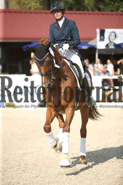 Birkhof_2022_GrandPrixSpecial_Siegerehrung_GrandPrixSpecial (42) | Alle Fotos der Reiterjournal Fotografin Doris Matthaes im Reiterjournal Online-Fotoshop. - Realisiert mit Pictrs.com
