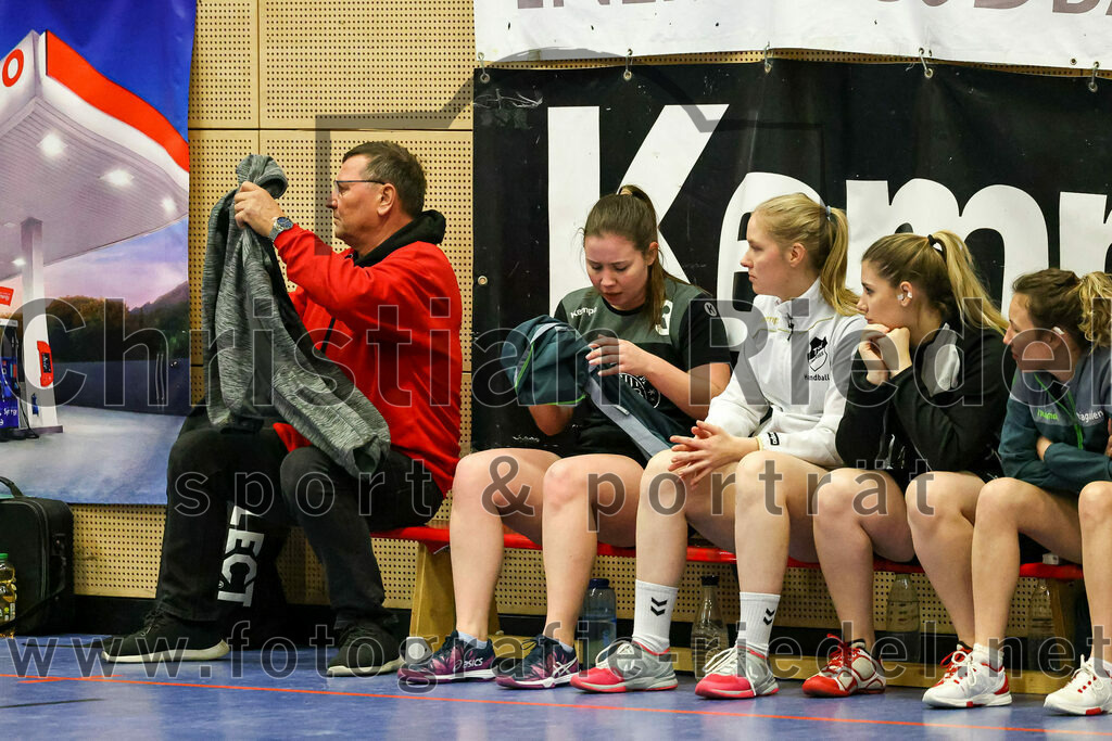 2022-12-04_026_SV_Anzing_gegen_TSV_Uebersee | Anzing, Deutschland, 04.12.2022:
Handball, Bezirksliga 2022 / 2023, 8. Spieltag, SV Anzing gegen TSV Übersee, Endergebnis: 29:24

Trainer Johann Mitterer (TSV Übersee), Anna Höllmüller (TSV Übersee, #3)

Foto: Christian Riedel / fotografie-riedel.net