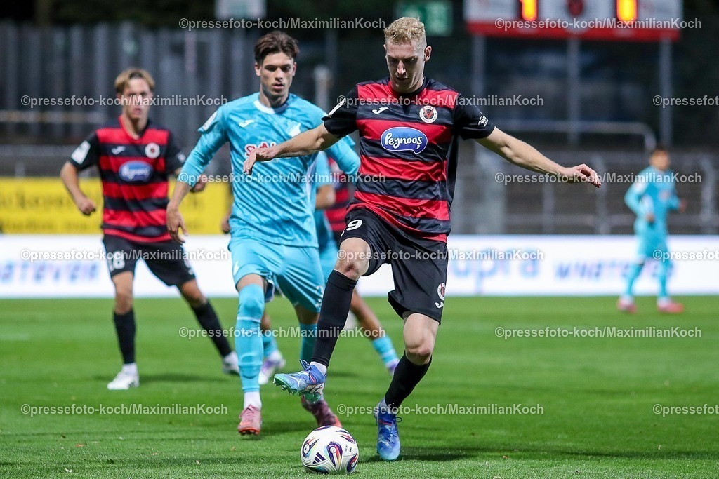 FCVK16092501178 | 16.09.2025, Fußball, FC Viktoria Köln – TSG 1899 Hoffenheim II, 3.Liga, Sportpark Höhenberg, Saison 2025 2026: Meiko Sponsel (Viktoria Koeln #19) im Zweikampf gegen  Luca Erlein (Hoffenheim II #24)  DFB regulations prohibit any use of photographs as image sequences and or quasi-video.