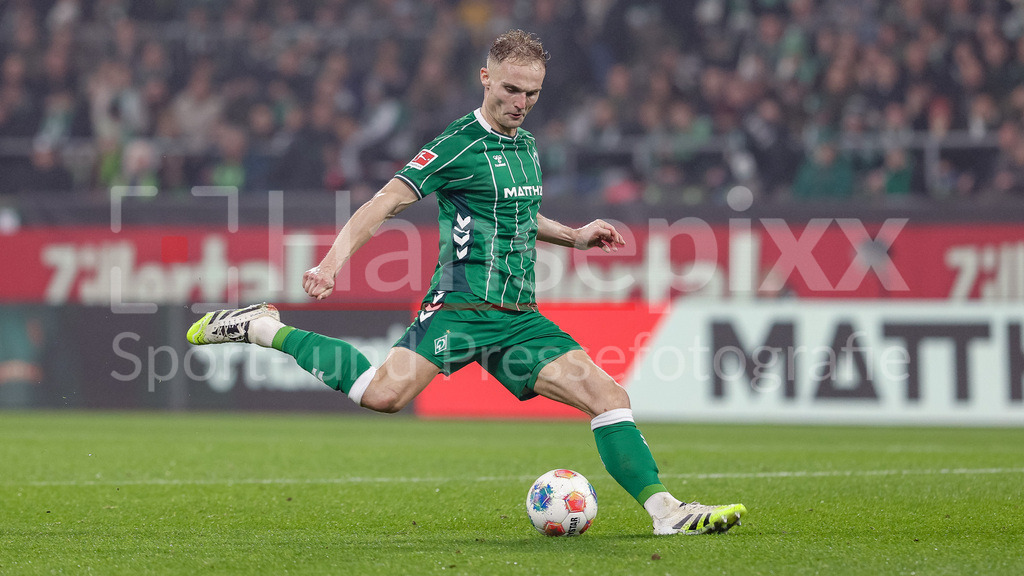 Fussball, Bundesliga, SV Werder Bremen - VfL Wolfsburg | Amos Pieper (SV Werder Bremen, 5) am Ball, Freisteller, Einzelbild, Ganzkörper, Aktion, Action, Spielszene, DIE DFL-RICHTLINIEN UNTERSAGEN JEGLICHE NUTZUNG VON FOTOS ALS SEQUENZBILDER UND/ODER VIDEOÄHNLICHE FOTOSTRECKEN. DFL REGULATIONS PROHIBIT ANY USE OF PHOTOGRAPHS AS IMAGE SEQUENCES AND/OR QUASI-VIDEO.