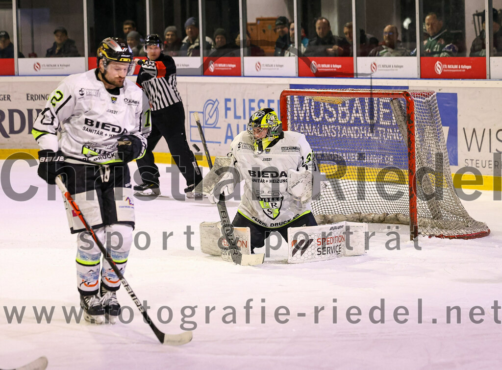 2024-02-02_137_TSV_Erding_gegen_ERSC_Amberg | Erding, Deutschland, 02.02.2024:
Eishockey, Bayernliga Vorrunde 2023 / 2024, 30. Spieltag, TSV Erding gegen ERSC Amberg, Endergebnis: 1:0

Sydney Andree Kübler (ERSC Amberg, #12), Torwart Timon Bätge (ERSC Amberg, #31)

Foto: Christian Riedel / fotografie-riedel.net