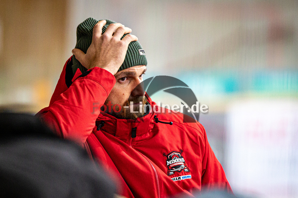 TSV Peißenberg MINERS gegen ERV Schweinfurt Mighty Dogs | Eishockey Bayernliga Herren Vorrunde 2024/25, TSV Peißenberg MINERS gegen ERV Schweinfurt Mighty Dogs, 20241220,Korbinian SERTL (MINERS Goali) auf der Bank, Verletzt,2024-12-20 in Peißenberg (Eisstadion Peißenberg)Korbinian SERTL (MINERS Goali)Copyright: WolfgangxLindner foto-lindner.de