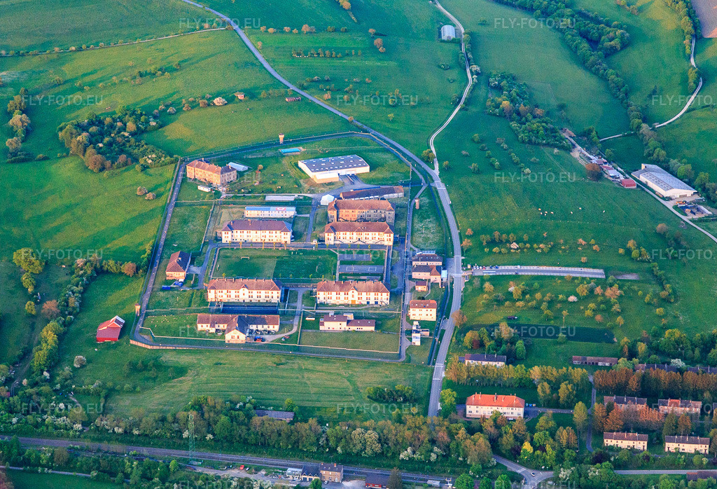 Vue aérienne: Centre Pénitentiaire de Détention, sécurisé par des murs et des clôtures à Oermingen dans le département Bas Rhin, France. Photo: IMG_146217.jpg prise le 01/05/2025 par Werner Riehm/FLY-FOTO.euRésolution de l'original: 4965 x 3383 px