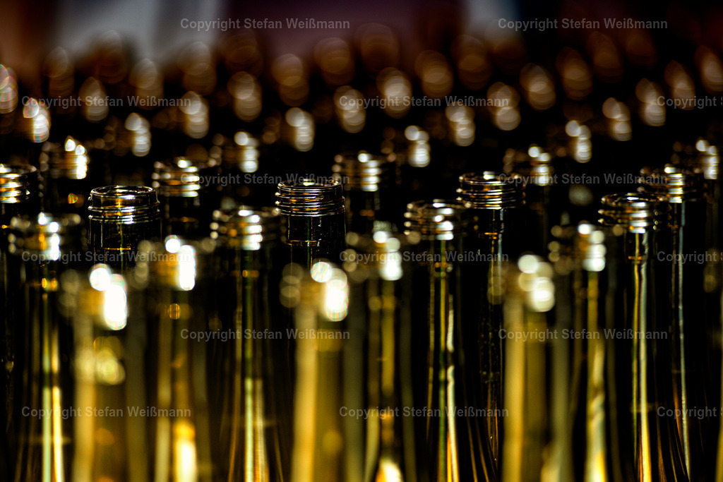 Flaschenparade | Die Flaschen warten auf die Füllung - Realisiert mit Pictrs.com