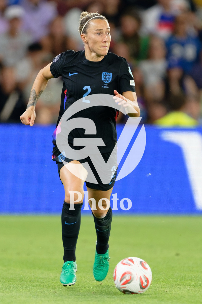 England v Italy - UEFA Women's EURO 2025 Semi-Final | GENEVA, SWITZERLAND - JULY 22:  Lucy Bronze of England runs with the ball during the UEFA Women's EURO 2025 Semi-Final match between England and Italy at Stade de Geneve on July 22, 2025 in Geneva, Switzerland. (Photo by Giuseppe Velletri/Sports Press Photo/Getty Images)