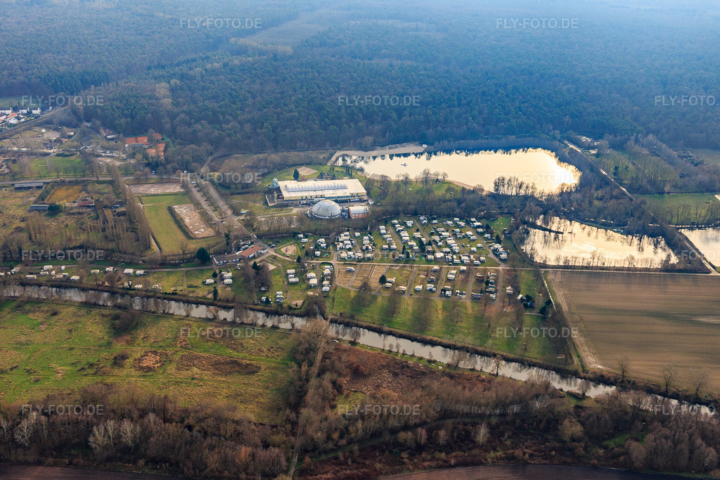 Luftbild: Strandbad und Camping im Freizeitzentrum Moby Dick in Rülzheim im Bundesland Rheinland-Pfalz in Deutschland. Foto: IMG_145119.jpg vom 04.01.2025 durch Werner Riehm/FLY-FOTO.de