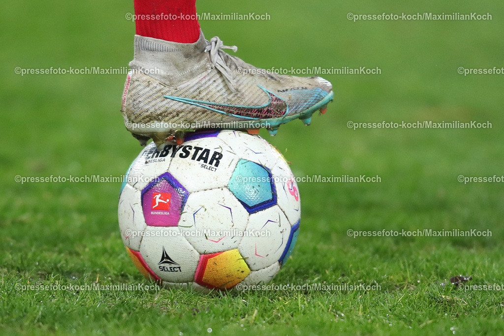RWE06012402171 | 06.01.2024, Essen, Fußball, Herren, Stadion an der Hafenstraße, Testspiel, Rot-Weiss Essen – 1. FC Köln:  Fußballspieler mit dem Fuß auf dem offiziellen Spielball.. 
DFB regulations prohibit any use of photographs as image sequences and or quasi-video.