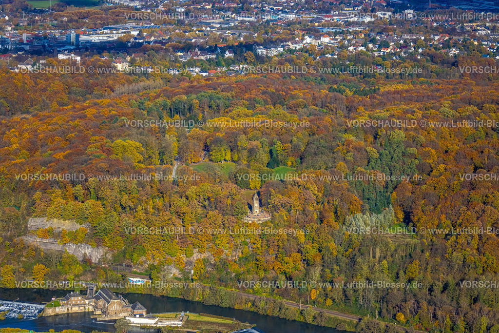 Witten231100847 | Luftbild, Naherholungsgebiet Hohenstein, Bergerdenkmal im herbstlichen Wald mit Laubbäumen in leuchtenden Herbstfarben mit dem Wasserwerk Hohenstein am Fluss Ruhr, Blick nach Witten, Witten, Ruhrgebiet, Nordrhein-Westfalen, Deutschland