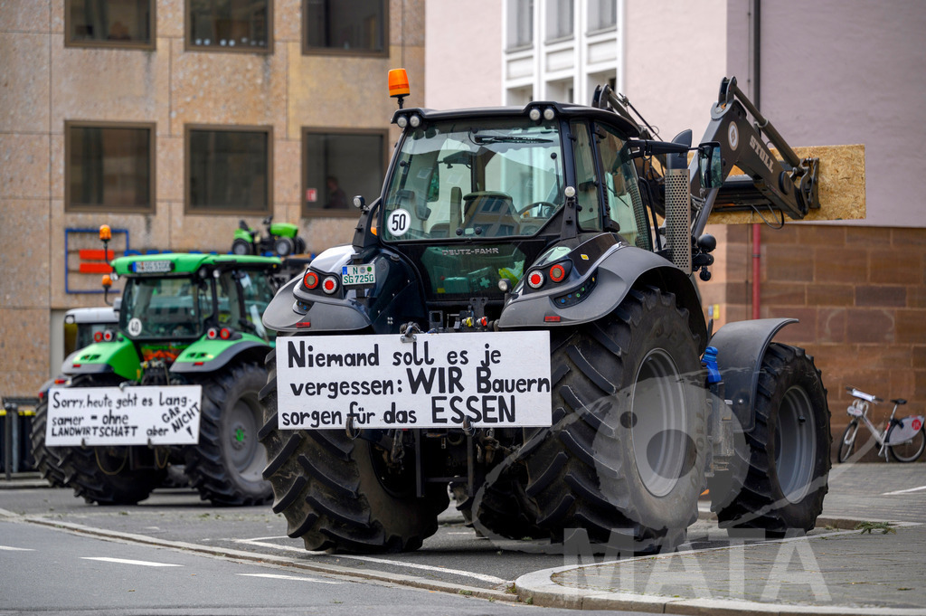 _DWA4299 | Bauerndemo gegen Agrarpolitik der Bundesregierung  auf dem Straße Obstmarkt und Hauptmarkt . Nürnberg, 08.01.2024 - Realisiert mit Pictrs.com