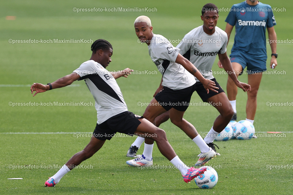 Lev1BL08082401004 | 08.08.2024, Leverkusen, Fußball, Bayer 04 Leverkusen, Training Herren, BayArena, Saison 2024: Nathan Tella (19), Arthur Augusto (13), Jeanuel Belocian (44) 