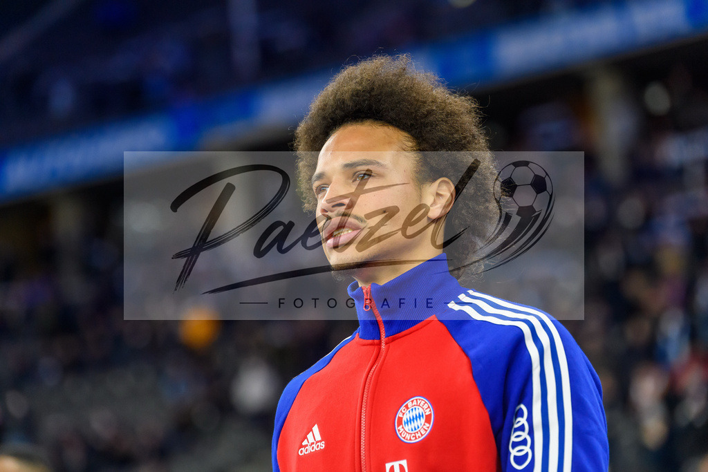 BSCFCB20220123_232 | Fussball, Herren: Leroy Sane (FC Bayern Muenchen) schaut bei dem Spiel der 1. Bundesliga zwischen Hertha BSC und FC Bayern Muenchen im Olypiastadion am 23.01.2022 in Berlin, Deutschland.DFB / DFL REGULATIONS PROHIBIT ANY USE OF PHOTOGRAPHS AS IMAGE SEQUENCES AND/OR QUASI-VIDEO. - Realisiert mit Pictrs.com