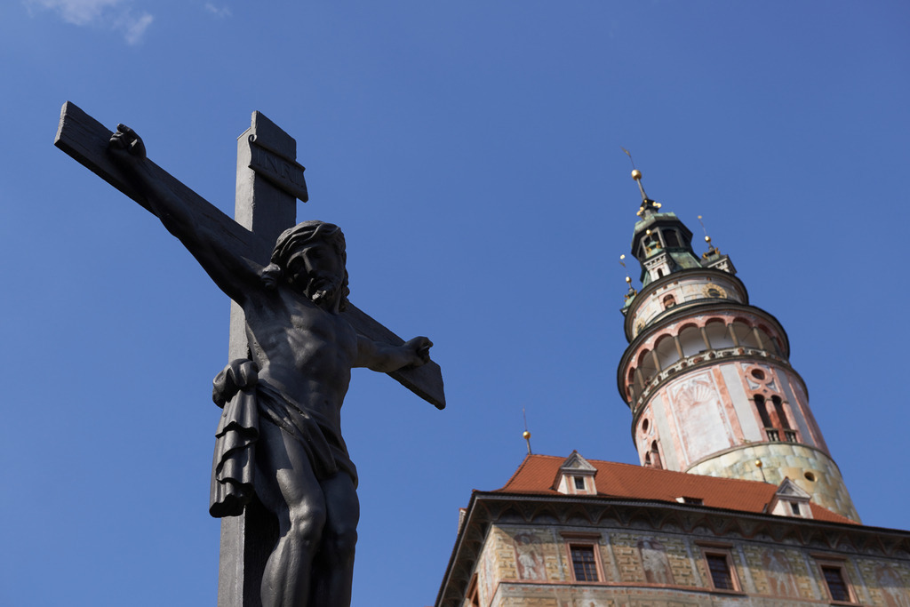 Kreuz und Schloss | Krumau, Tschechien - April 21, 2013: Kreuz und Schloss gegen den blauen Himmel. - Realisiert mit Pictrs.com