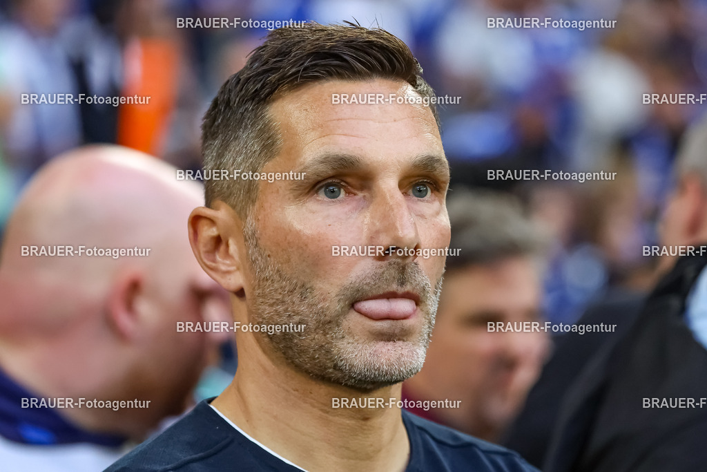 1_S04BER_20250801_0221.JPG -  - FC Schalke 04 - Hertha BSC Berlin - 2. Bundesliga | Gelsenkirchen, Deutschland, 01.08.25: Trainer Stefan Leitl (Hertha BSC Berlin) schaut waehrend des Spiels der 2. Bundesliga zwischen FC Schalke 04 - Hertha BSC Berlin in der Veltins-Arena am 01. August 2025 in Gelsenkirchen, Deutschland. (Foto von Stefan Brauer/Brauer-Fotoagentur)DFB/DFL REGULATIONS PROHIBIT ANY USE OF PHOTOGRAPHS AS IMAGE SEQUENCES AND/OR QUASI-VIDEO.