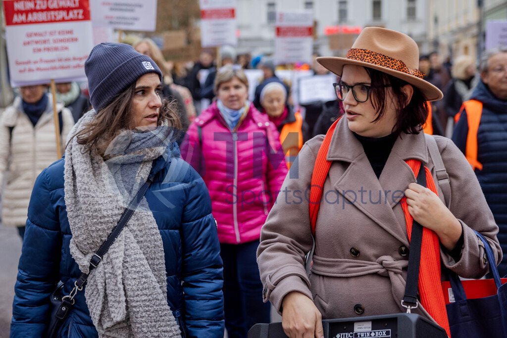 RR5M6607 | 29.NOV.24-Protestmarsch gegen Gewalt-Copyright: Katholische Kirche Kärnten/Denk Dich Neu/Trainproduction/Matthias Trinkl